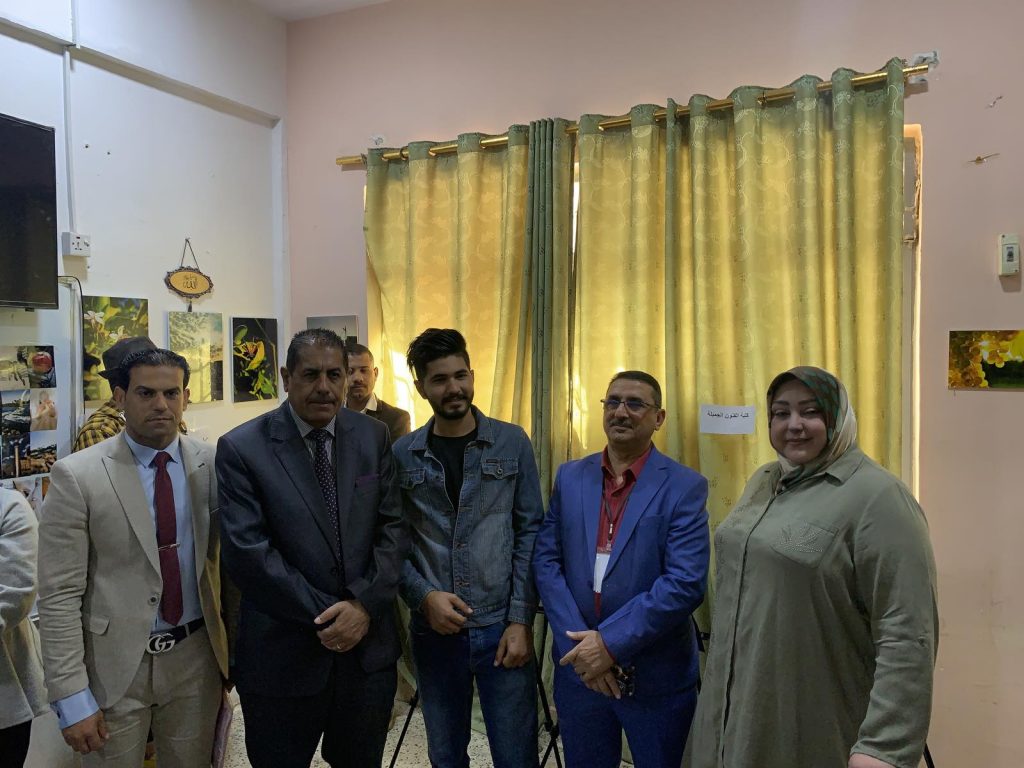 مشاركة طلبتنا في مهرجان التصوير الفوتوغرافي الذي أقامته كلية التربية للبنات في جامعة القادسية . شاركت كلية الفنون الجميلة جامعة القادسية في مهرجان التصوير الفوتوغرافي الذي أقامته كلية التربية للبنات في جامعة القادسية لدعم الطاقات الشبابية بحضور السيد رئيس الجامعة . وقد عملت شعبة الأنشطة الطلابية في كليتنا على التنسيق والترتيب ليتم اختيار ممثلي كليتنا من الطلبة وهم كل من : 1. حيدر محمد شاكر 2. علي نوري صبيح 3. حسن صلاح حميد