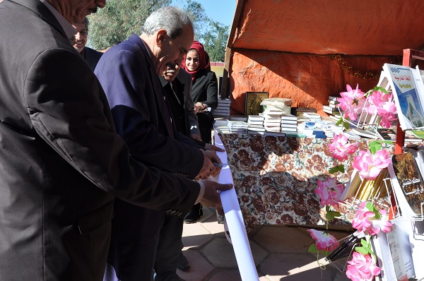 أقامة معرضا للكتاب