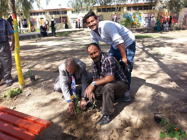 نشاط طلابي  لتنظيف الكلية  وزراعة الزهور