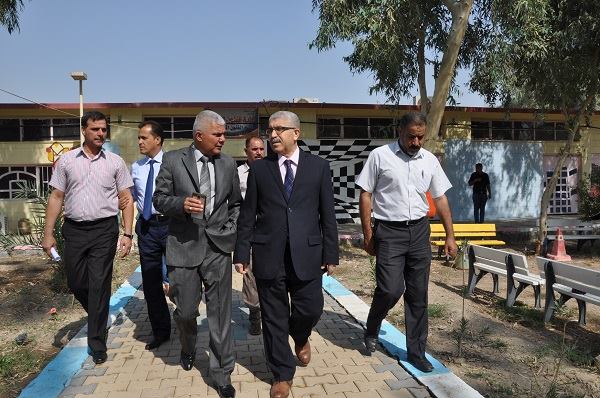 السيد رئيس جامعة القادسية الاستاذ الدكتور  ( احسان كاظم القرشي )  يزور كلية الفنون الجميلة