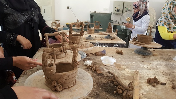 معرض الخزف الاول في كلية الفنون الجميلة  … بانامل طالبات المرحلة الثالثة