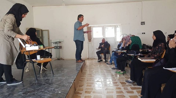 السيد عميد كلية الفنون الجميلة ودرس الماكياج