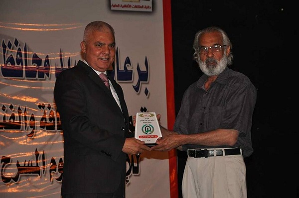 قصر الثقافة والفنون يكرم كادر مسرحية تايم اوت