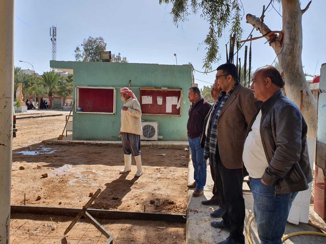 الشعبة الهندسية بكلية الفنون الجميلة تباشر  بعملية الاكساء والصب الكونكريتي للساحة الرئيسية للكلية لتكون بالمظهر اللائق والجميل لمدخل الاقسام العلمية