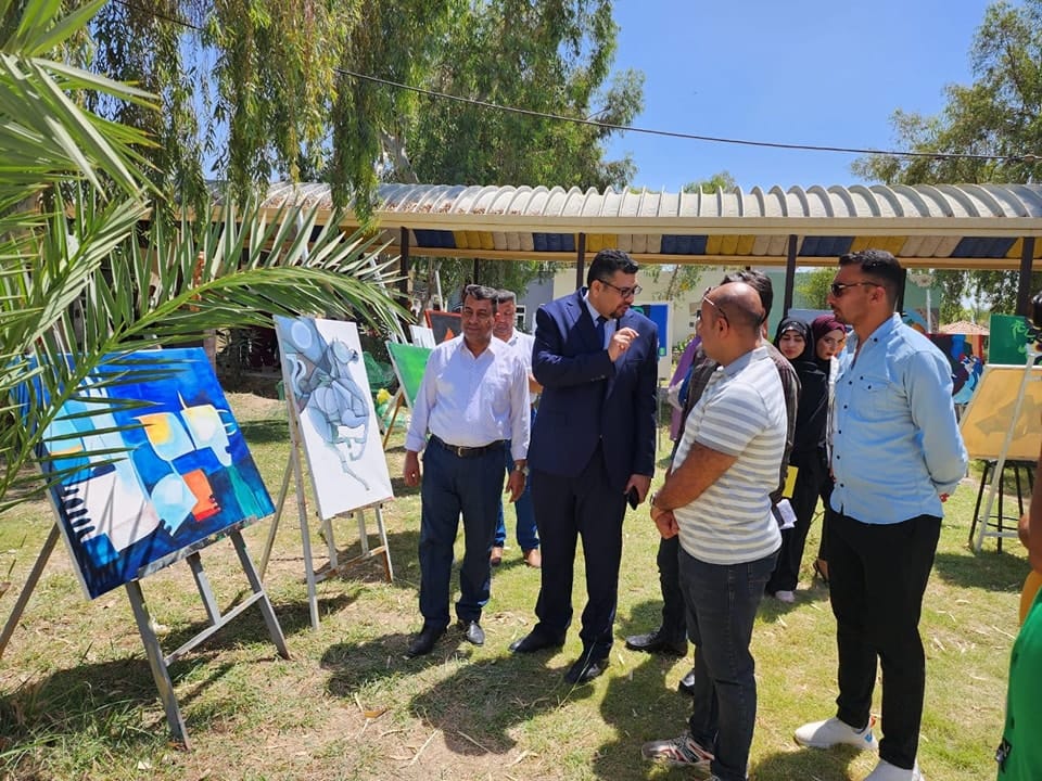 كلية الفنون الجميلة جامعة القادسية تقيم معرضا للوحات الفنية لطلبة المرحلة الاولى.